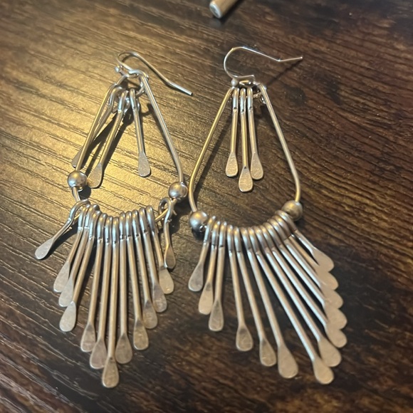 Plunder Necklace and Earrings Set - Picture 2 of 4